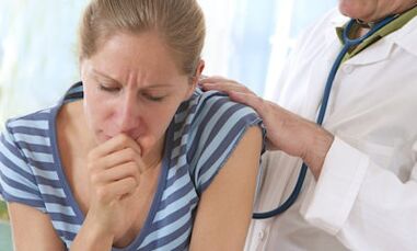 The doctor examines a patient with a sharp pain in the shoulder blades when coughing
